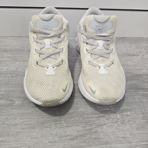 NIKE Shoes RENEW RUN Womens Size 6 White Metallic Silver Running CK6360-003